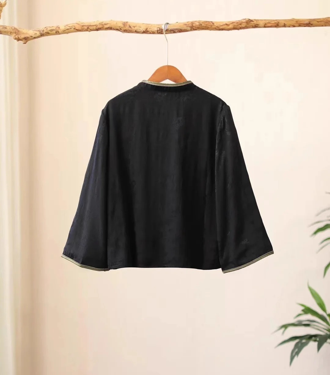 Kadınlar için lüks bahar bluz  - Embroidery On Black Shirt incelemesi ve fiyatı